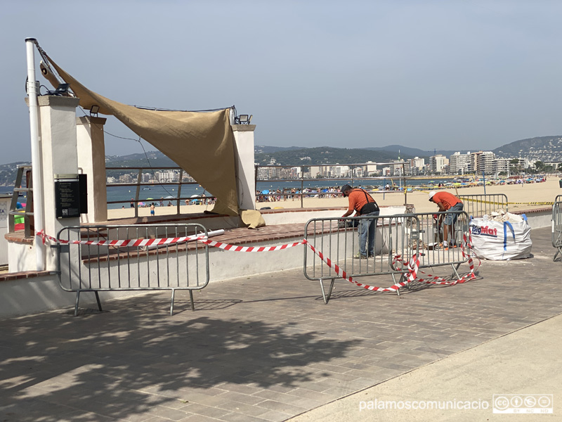 Operaris arreglant el sinistre a l'escenari del passeig del Mar.