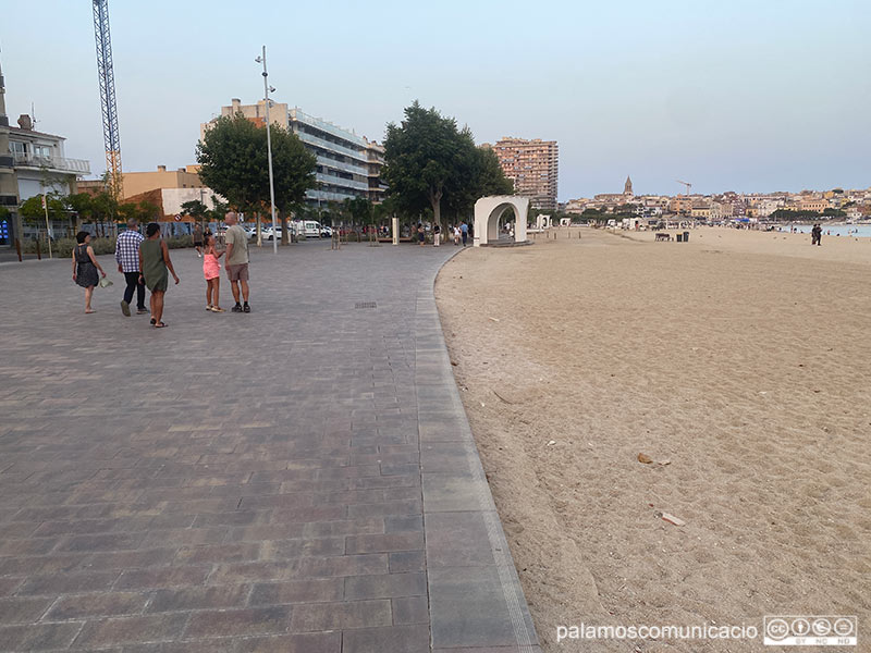 L'accés a la platja Gran, a l'alçada del carrer Aragó, ahir al vespre.
