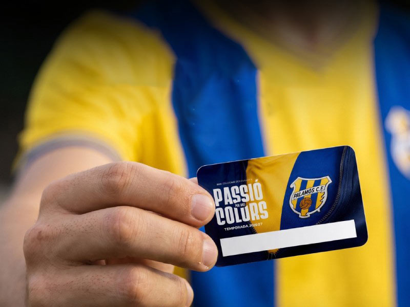 Els abonaments per a la nova temporada es poden recollir a les tardes a les oficines del club. (Foto: Palamós CF - Laura Heras).