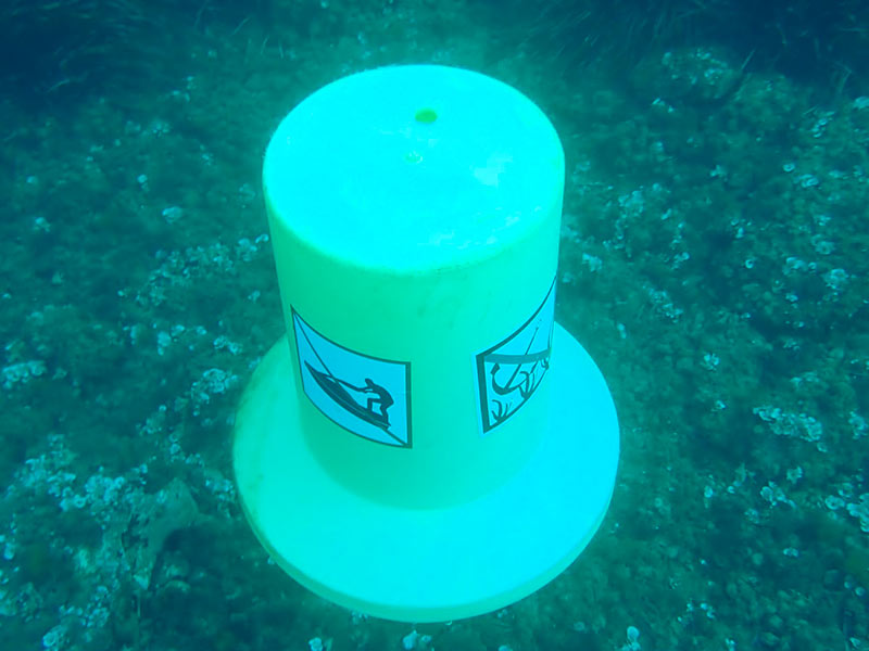 Una de les boies vandalitzada a l'espai Castell - Cap Roig. (Foto: Ajuntament de Palamós).
