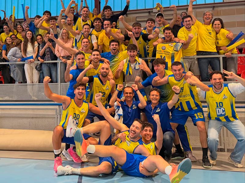Els jugadors del sènior masculí, celebrant l'ascens a Copa Catalunya, el passat 10 de maig. (Foto: CE Palamós).