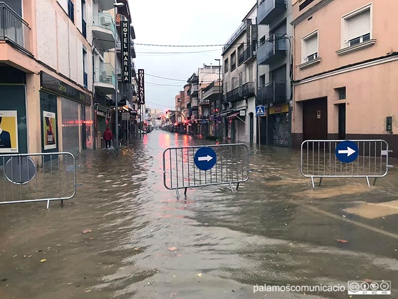 Imatge d'arxiu de carrers anegats al centre de Palamós.