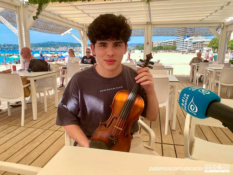 El violinista palamosí, Guillem Baviera, aquest passat dilluns al 'Ple al 15'.