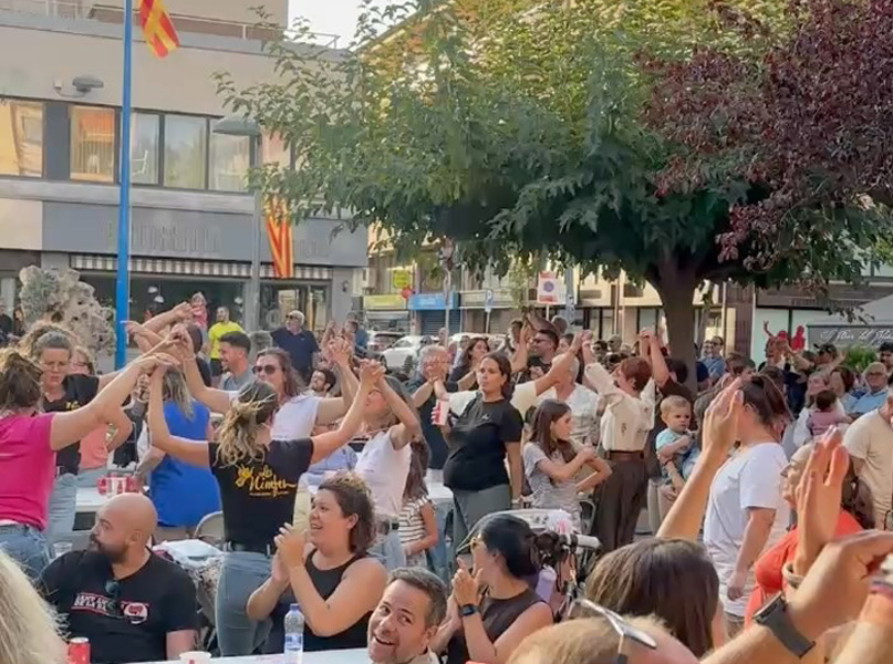 La primera edició del Bingo Musical Català va aplegar un munt de gent a la plaça de Catalunya. (Foto: Les Braves).