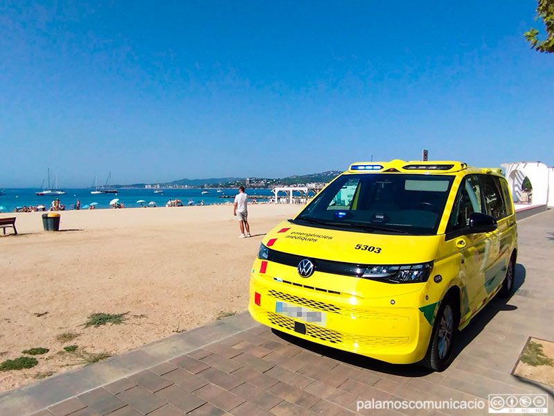 Un vehicle del Servei d'Emergències Mèdiques al passeig del Mar de Palamós, dijous passat.