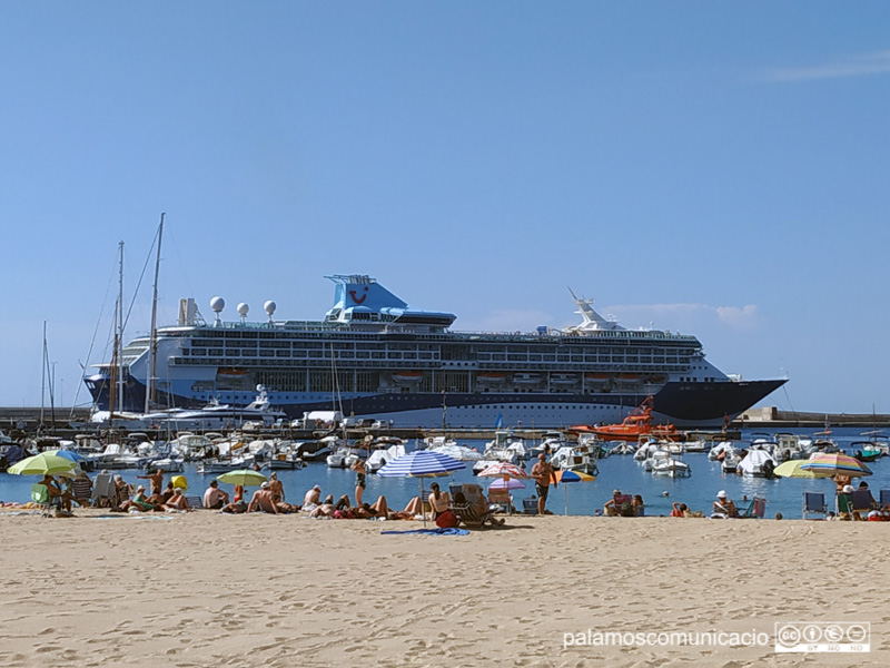 Un creuer turístic al port de Palamós.