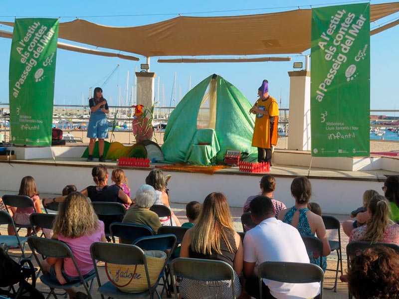 Imatge d'arxiu d'una sessió de 'Contes al passeig del Mar'. (Foto: Biblioteca Lluís Barceló i Bou).