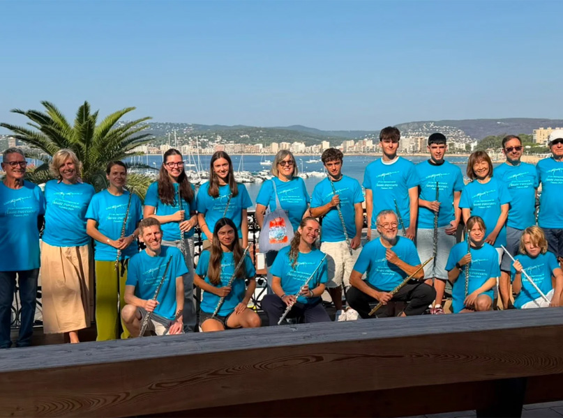 Foto de família dels participants i professors del curs de flauta, amb integrants de JJMM de Palamós. (Foto: Ajuntament de Palamós).