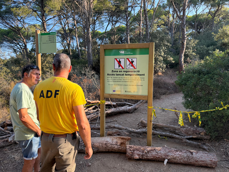Tècnics de Medi Ambient i de l’ADF Gavarres Marítima visitant els espais de Castell on s’han ubicat els cartells. (Foto: Ajuntament de Palamós).