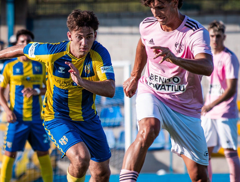 Un instant del partit d'ahir entre el Palamós i el Manlleu. (Foto: Juni Studio - Palamós CF).