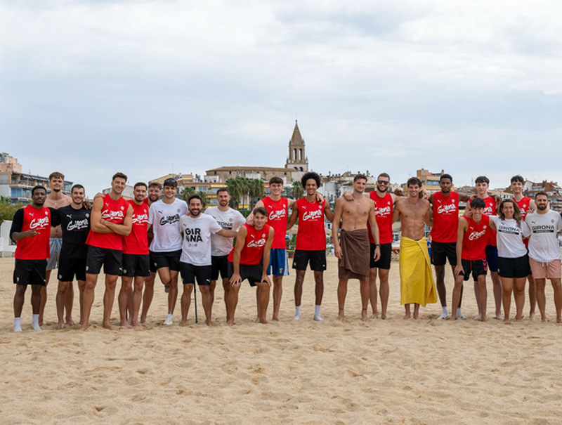 La plantilla del CB Girona, a la platja de Palamós. (Foto: Sergi Geronès).