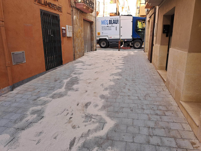 Imatge del vessament d'oli en un dels carrers del barri Vell afectats. (Foto:Ajuntament de Palamós).