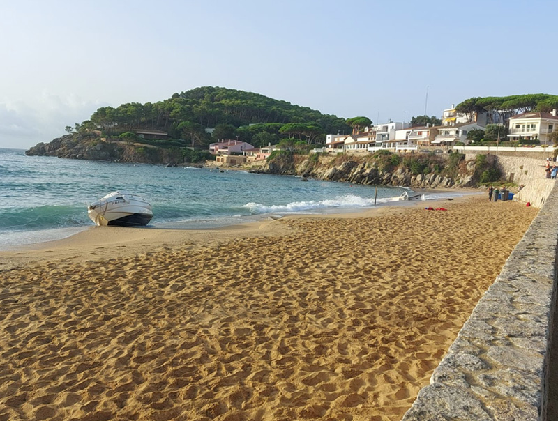 Embarcacions avarades a la platja de la Fosca. (Foto: Ajuntament de Palamós).
