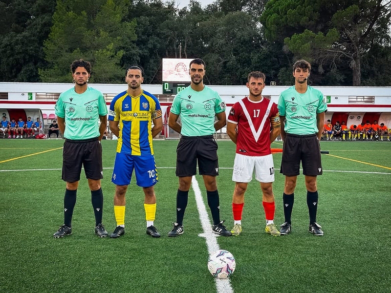 Els capitans dels dos equips i la tripleta arbitral. (Foto: Palamós CF).