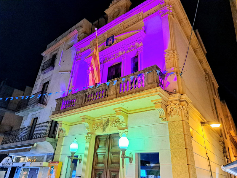 La façana de l'Ajuntament il·luminada pel Dia Mundial de la Síndrome de Turner. (Foto: Ajuntament de Palamós).