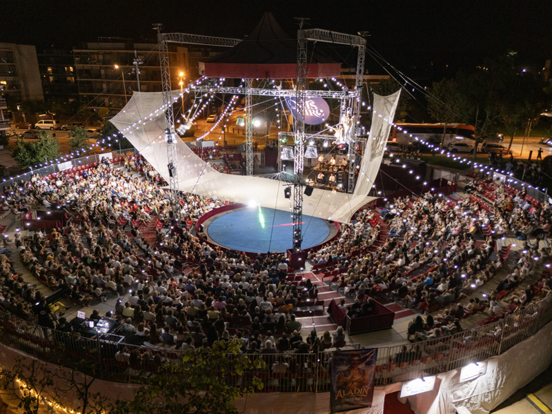 L'espectacular escenari a la plaça Sarquella durant un dels espectacles de 'Nits de Circ'.