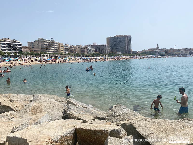 La platja Gran de Palamós, plena durant l'estiu.