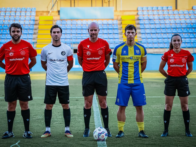 Els capitans dels dos equips i la tripleta arbitral. (Foto: Palamós CF).
