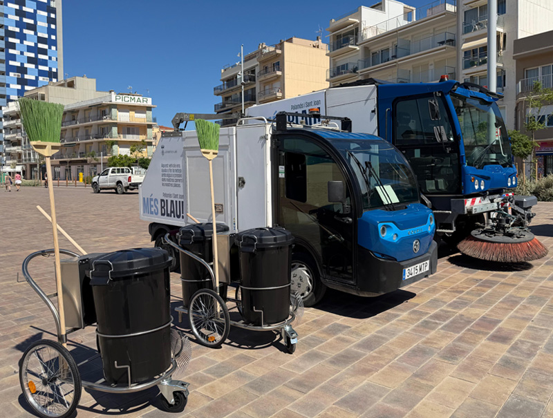 Alguns dels nous vehicles que s’incorporen al servei de neteja i recollida de residus. (Foto; Ajuntament de Palamós).