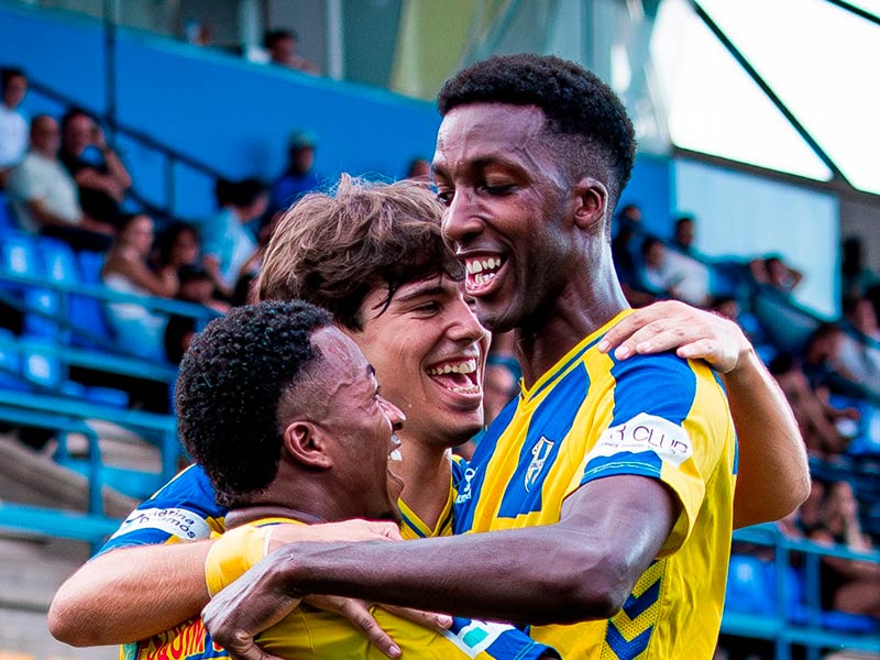 Els jugadors del Palamós celebren un gol en un partit d'aquesta pretemporada. (Foto: Palamós CF - Laura Heras).