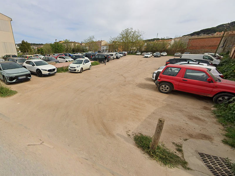 L'aparcament està situat entre els carrers de la Riera i d'Àngel Guimerà. (Foto: Google Maps).