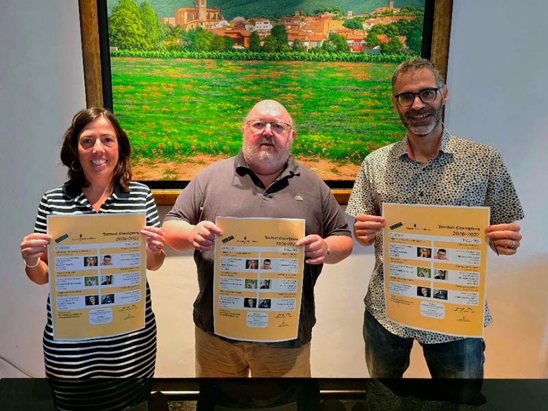 Elena Montiel, regidora d’Educació, Jordi Soler, alcalde de Calonge i Sant Antoni; i Francesc Montero, director de la Fundació Josep Pla.