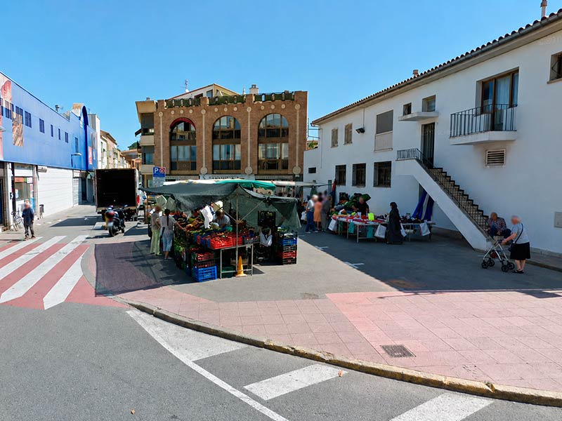 Imatge d'arxiu de les parades del mercat no sedentari de fruita i verdura, a tocar del Mercat Municipal cobert. (Foto: Google Maps).