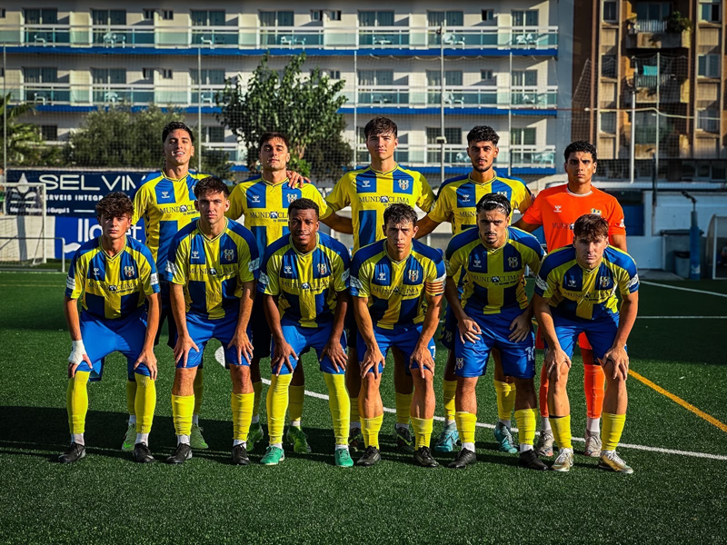 Onze inicial del Palamós en el primer partit de la temporada 26-27 disputat avui davant el Lloret. (Foto: Palamós CF - Laura Heras).