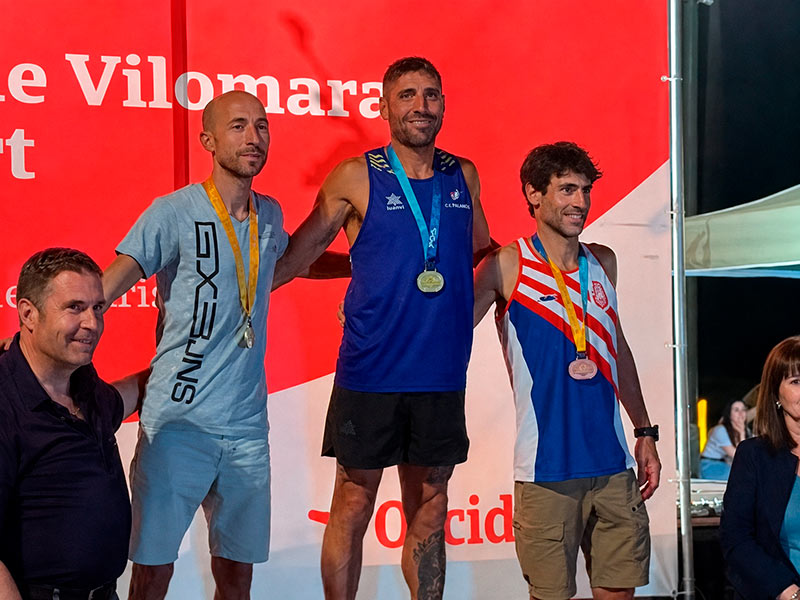 Juan Aznar, al centre de la foto, campió de Catalunya de trail M40. (Foto: AA Palamós).