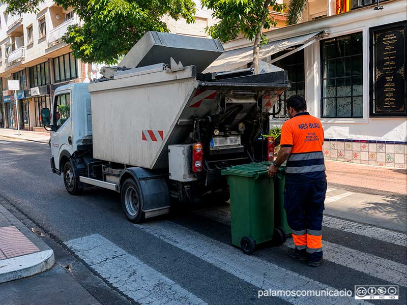 Operaris d'Urbaser fent la recollida de vidre comercial a Palamós.