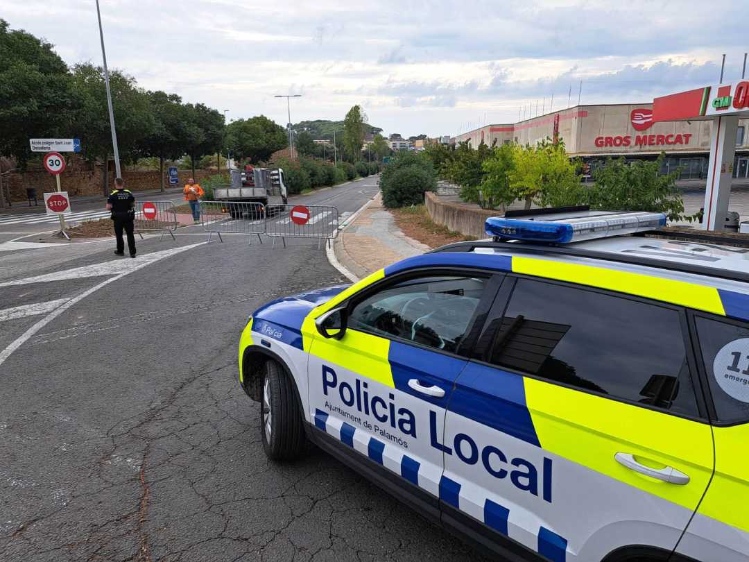 La Policia Local fent una acció preventiva al carrer d'Àngel Guimerà, ahir a la tarda. (Foto: Ajuntament de Palamós).