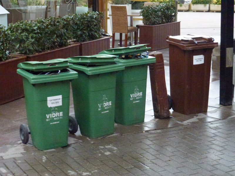 Contenidors de vidre i fracció orgànica davant d'un restaurant de Palamos, en una imatge d'arxiu. (Foto: Ajuntament de Palamós).