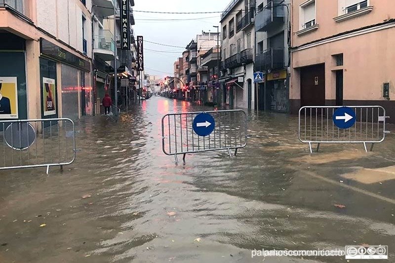 Imatge d'arxiu de carrers anegats al centre de Palamós.