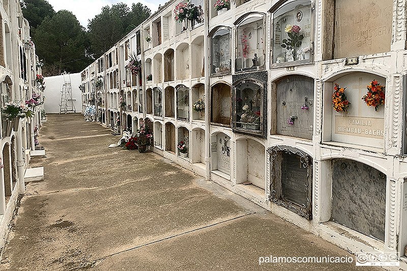 Un passadís de columbaris del Cementiri de Palamós.