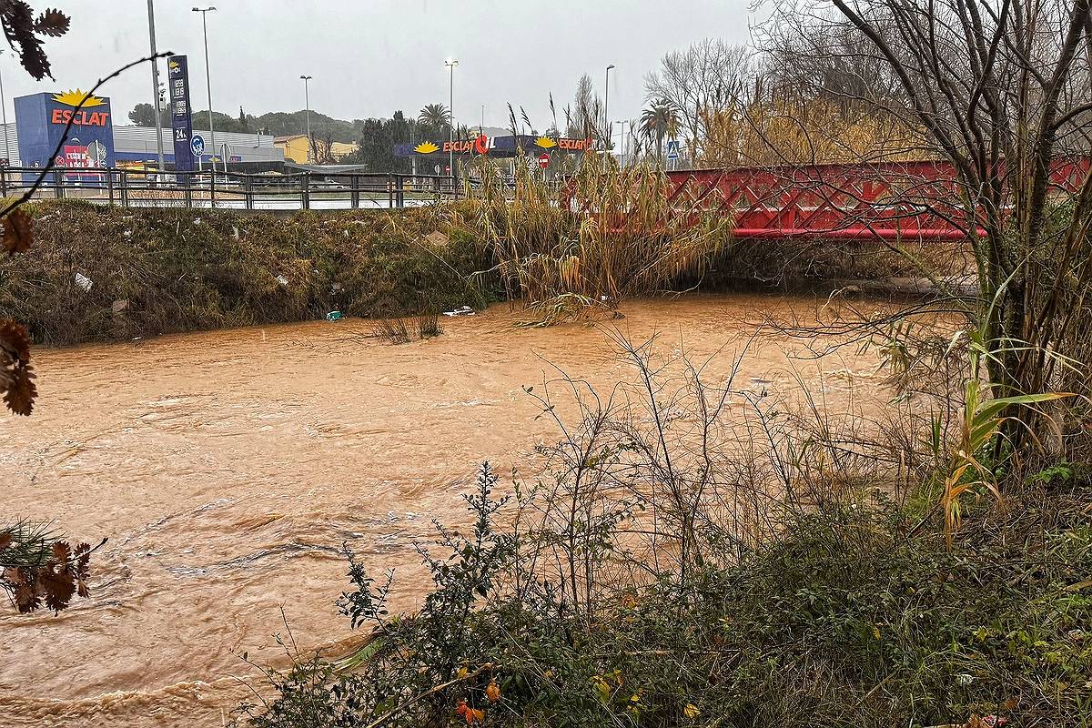 La riera Aubi plena d'aigua, coincidint amb el temporal Harry del passat mes de gener. (Foto: Méteo Palamós).
