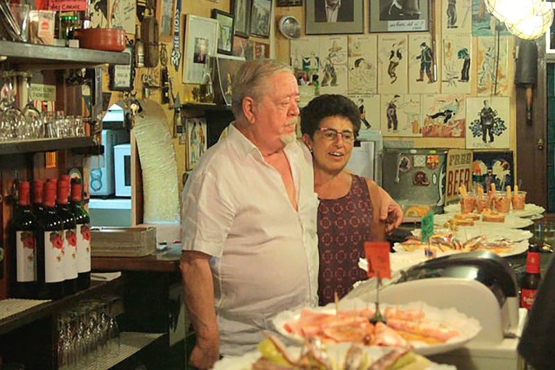Josep María Torne, 'En Moni', amb la seva dona, Anna Margarit, a la taverna 'Can Moni'. (Foto: El Punt Avui).