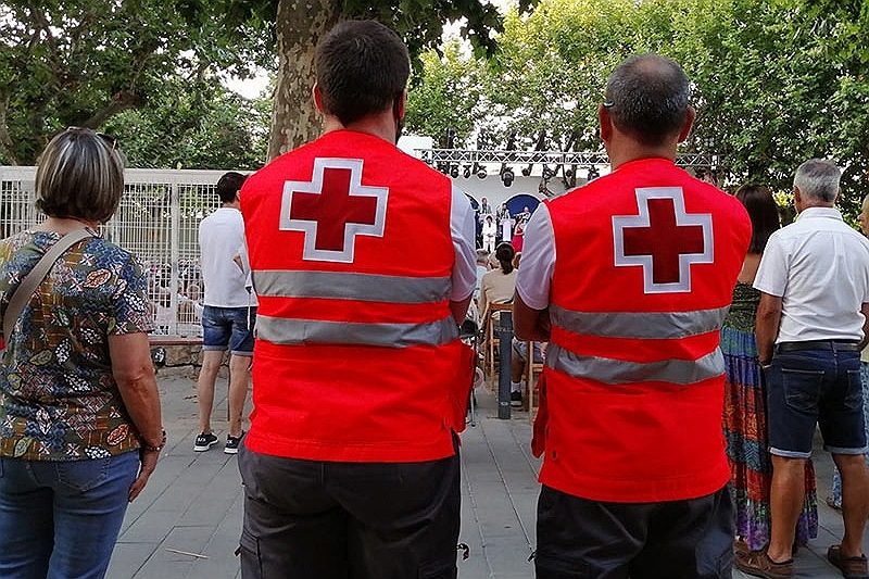 Imatge d'arxiu de dos voluntaris de Creu Roja en un acte a l'Arbreda de Palamós. (Foto: Creu Roja Palamós).