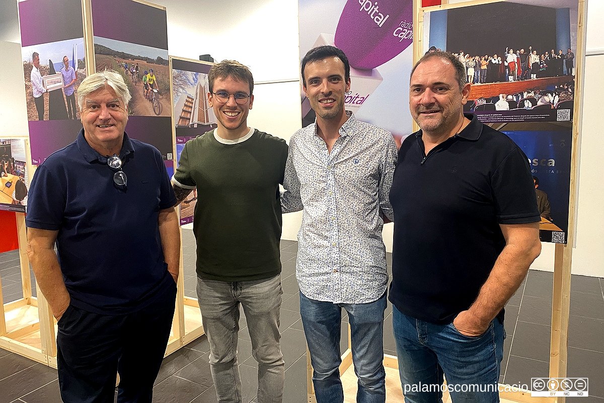 D'esquerra a dreta: Martí Sabrià, comissari de l'exposició dels 25 anys de Ràdio Capital, Joan Coll, coordinador de continguts, Martí Saguer, cap tècnic i d'emissions i Miquel Curanta, director i fundador de Ràdio Capital de l'Empordà.