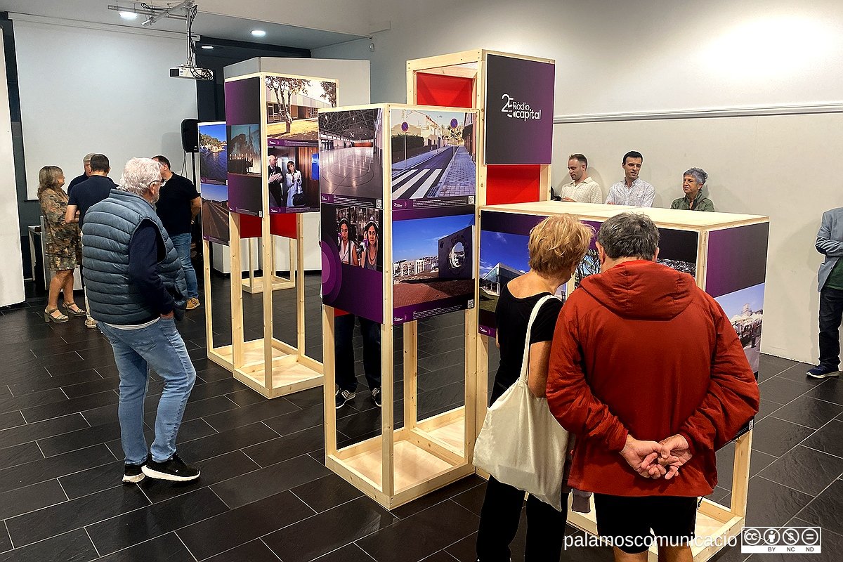 L'exposició dels 25 anys de Ràdio Capital està oberta a la biblioteca fins al 28 de novembre.