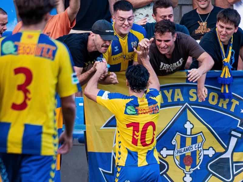 El Palamós buscarà donar una nova alegria a la seva afició davant el Figueres. (Foto: Palamós CF - Laura Heras).