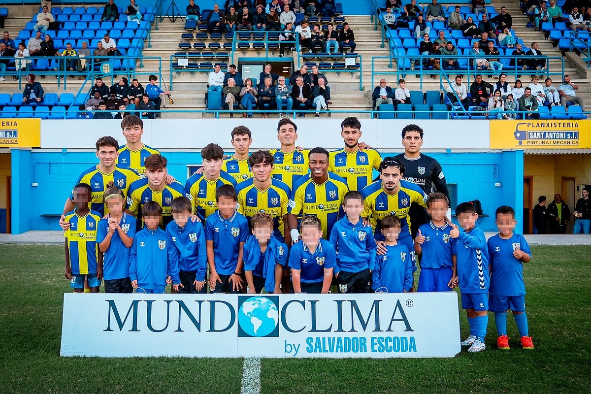 L'onze inicial del Palamós en el partit disputat avui contra el Figueres. (Foto: Palamós CF - Laura Heras).