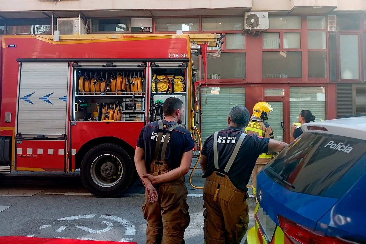 El foc ha obligat a confinar els veïns de l'edifici. (Foto: Arnau Salvador Plaja).