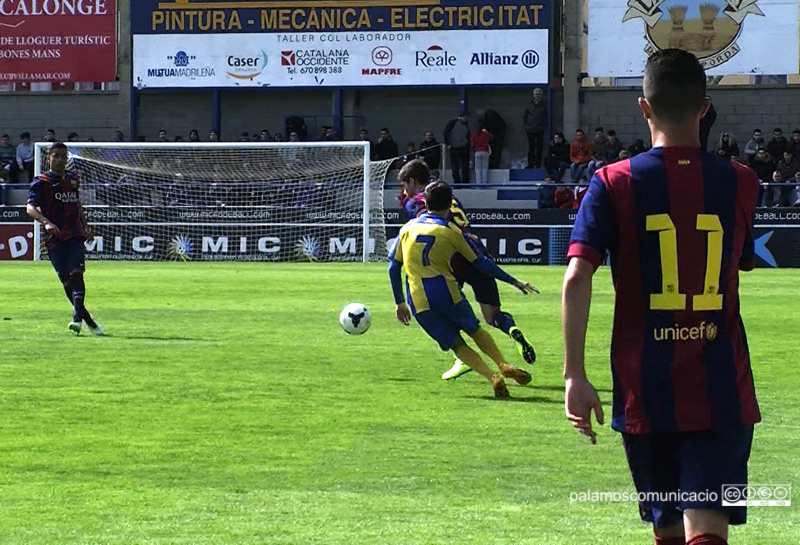 Instant del partit d'ahir entre els juvenils del Palamós i el Barça.