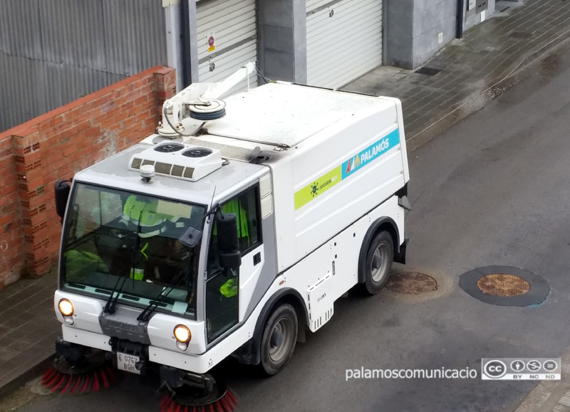 Neteja mecànica d'un carrer de Palamós.