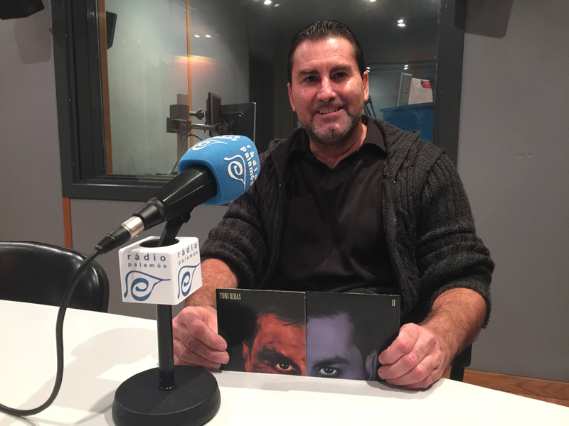 Toni Ribas amb dues de les parts que formen la 'Tetralogia'.