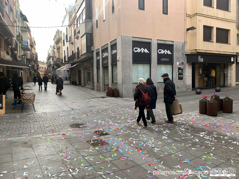 Exterior de la Gavina amb els aparadors tapats.