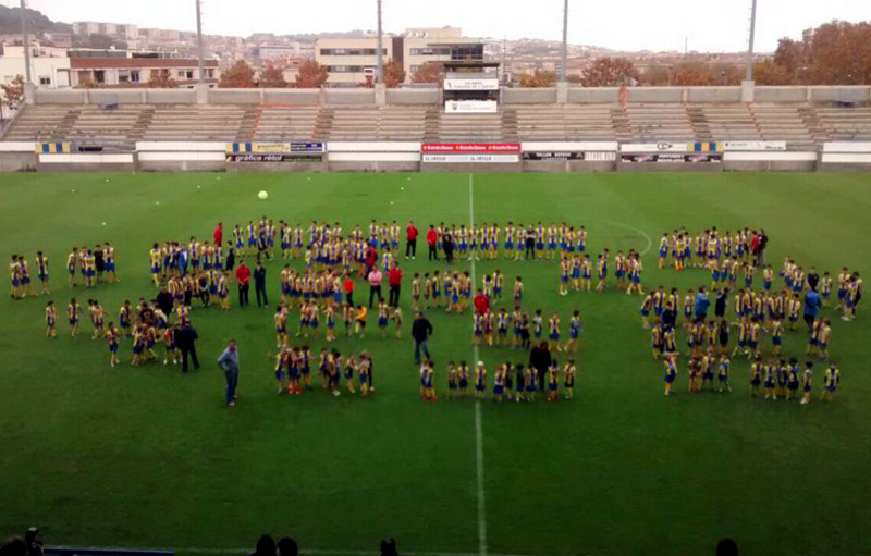 Abans de l'inici del partit s'ha fet la presentació dels equips inferiors del Palamós C.F. (Foto: Olga Grassot).