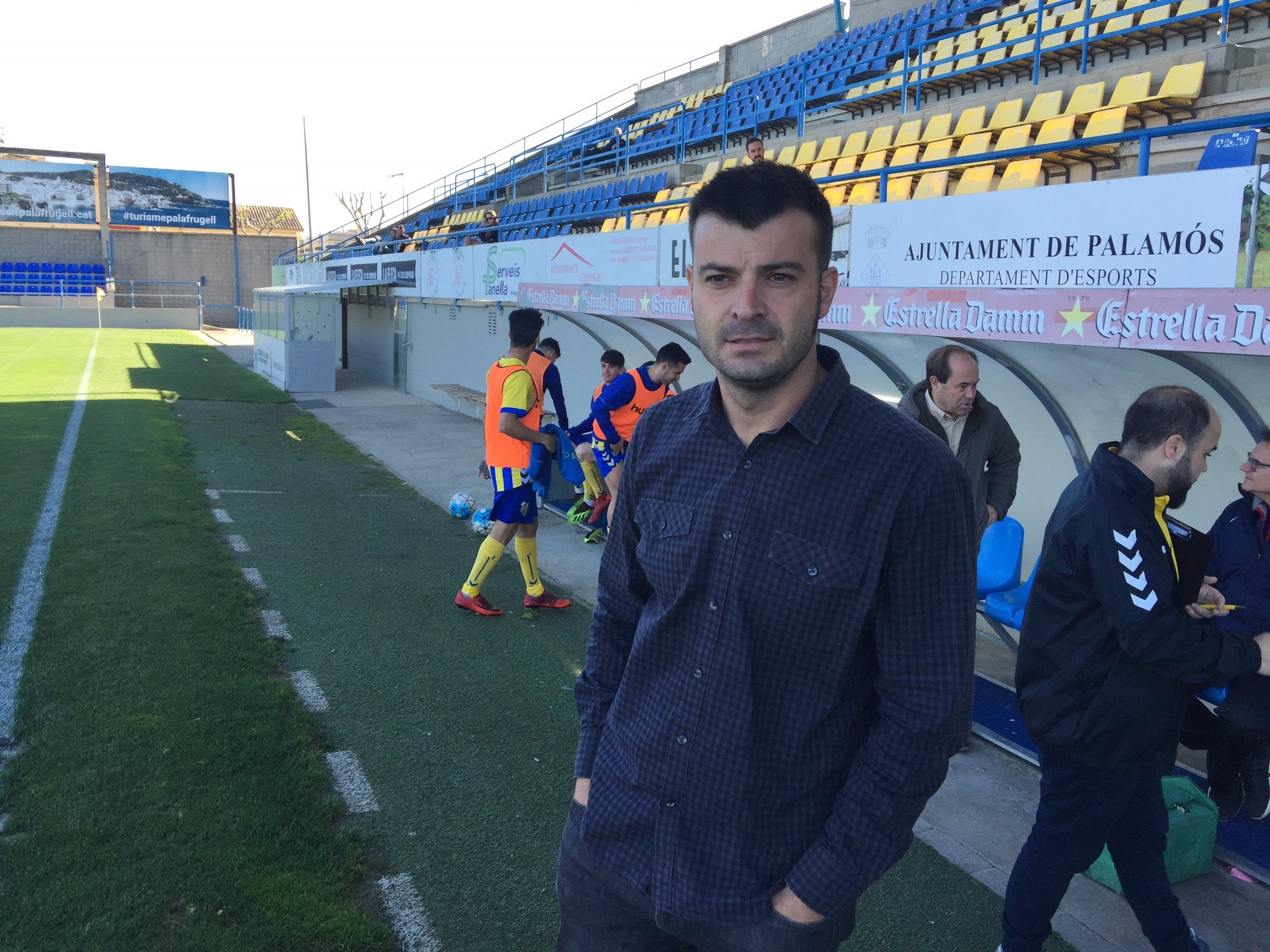 El d'ahir era el primer partit d'Albert Parés com a entrenador del Palamós a casa. (Foto: Ramon Ribas).