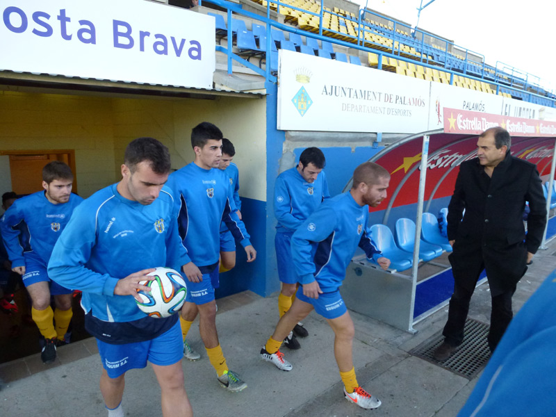 Els jugadors del Palamós abans de saltar al camp. (Foto: Pere Subirana)