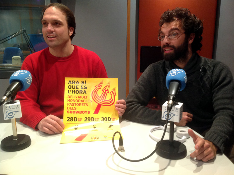 Ferran Maimi i Alexan Weltz, amb el cartell dels Pastorets d'aquest any. (Foto: Ràdio Palamós)